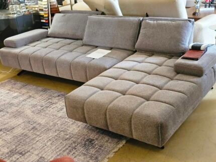 Inovație în relaxare: Puf de gâscă ultra-soft, carcasă debuită CNC, mecanisme inteligente reglabile pentru brațe și spătar, îmbrăcate într-o stofă soft de o finiseție impecabilă.