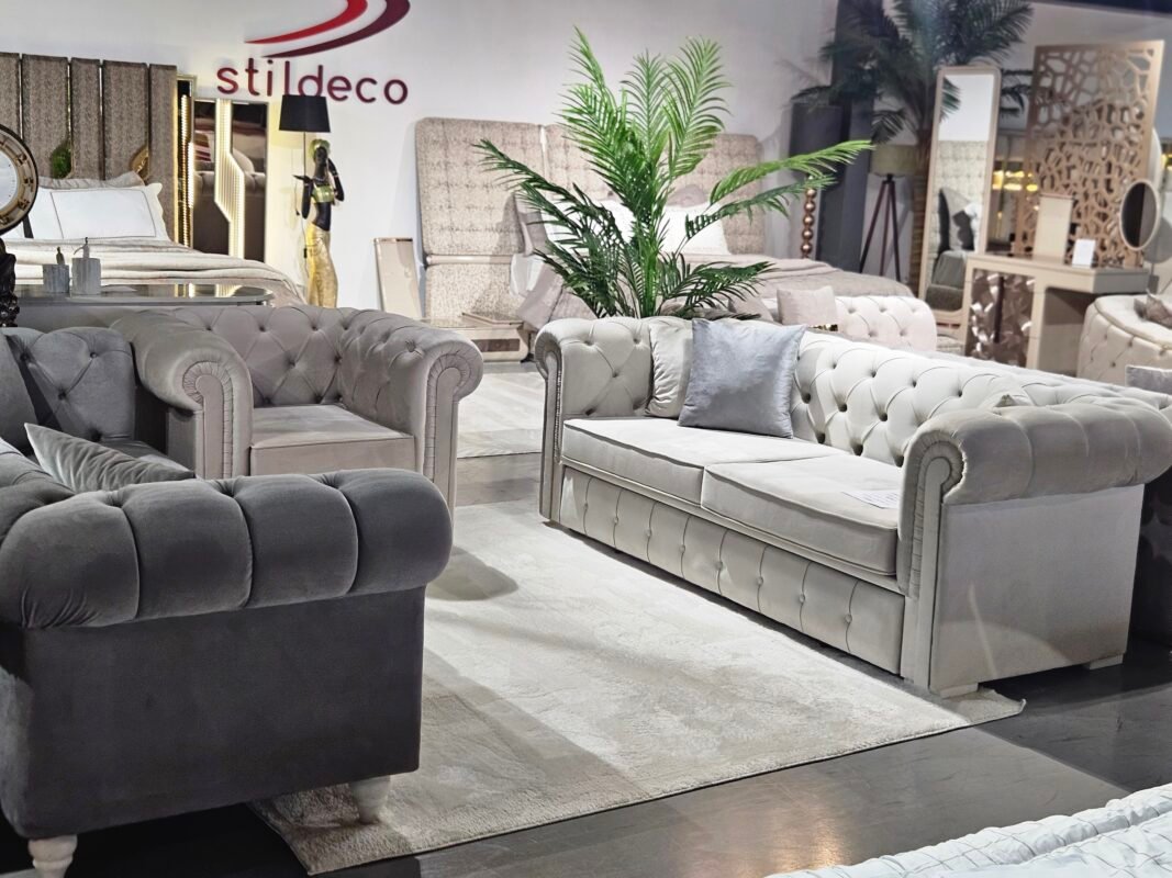 Canapea extensibila CHESTERFIELD EXTENSIBIL crem cu tapiterie din catifea Stildeco Mobila Set living CHESTERFIELD EXTENSIBIL canapea 3 locuri si fotolii showroom Stildeco