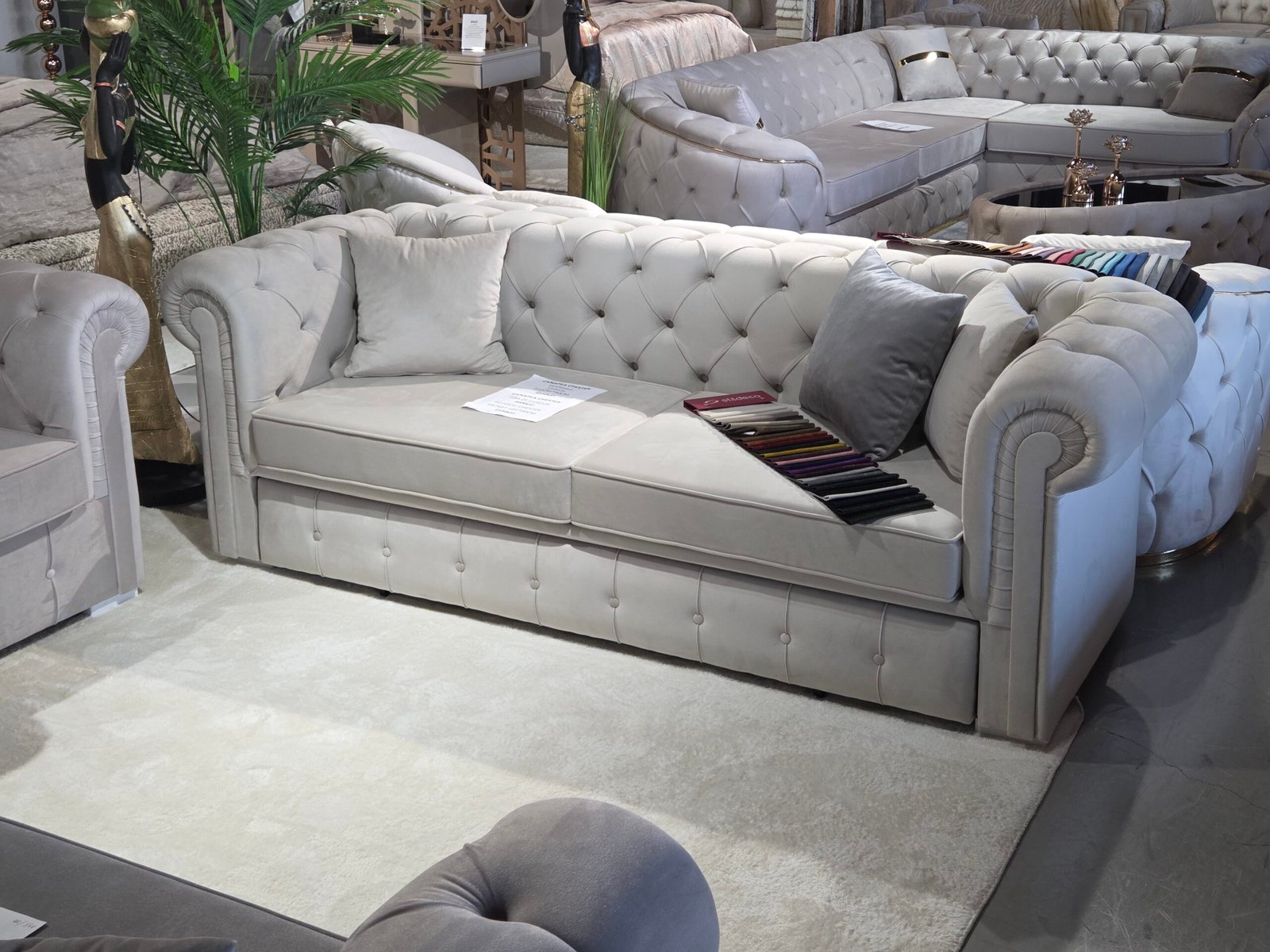 20250624_142938 Canapea extensibila CHESTERFIELD EXTENSIBIL crem cu tapiterie din catifea Stildeco Mobila