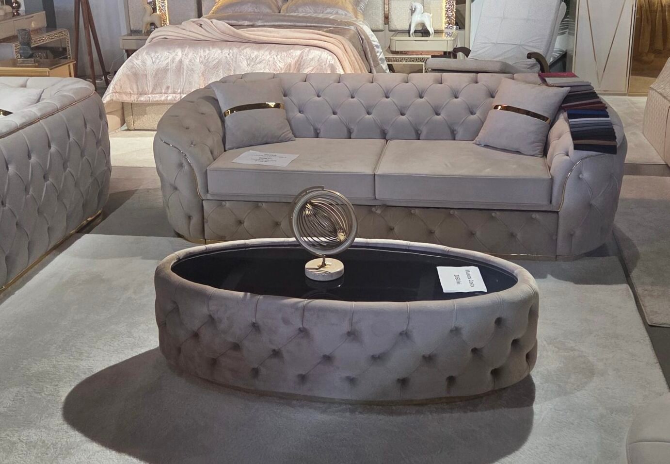 20260314_121026 Canapea extensibila de lux HILTON stofa crem cu accente aurii si capitonaj Chesterfield Stildeco
